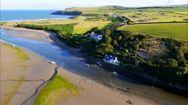 Charlie Luxton's Homes By The Sea