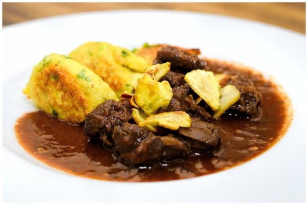 Myslivecká kuchyně - Stroganov z panenky divočáka