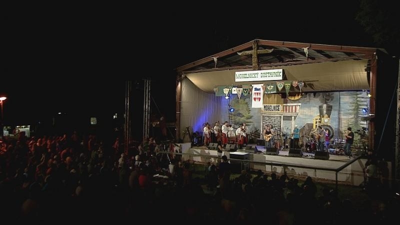 Petr Bende a cimbálová muzika Grajcar na Mohelnickém dostavníku