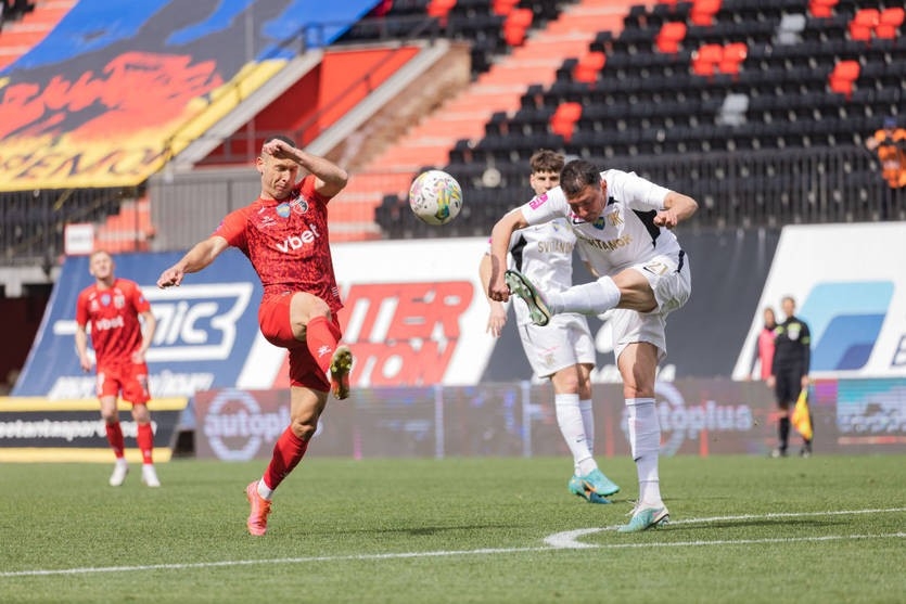 144 футбольних матчів онлайн