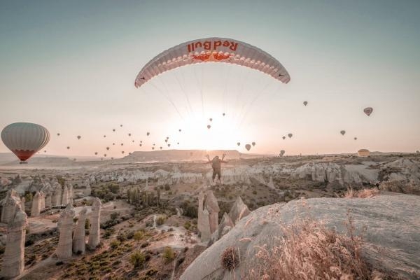 Fairy Flight: Tisíce balónů a jeden parašutista