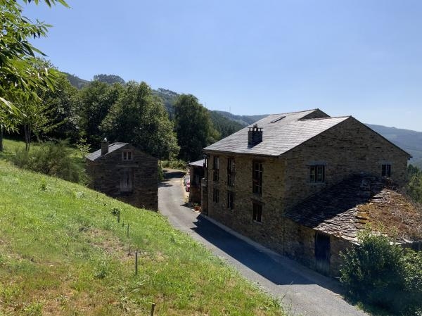 Pomoc! Koupili jsme vesnici