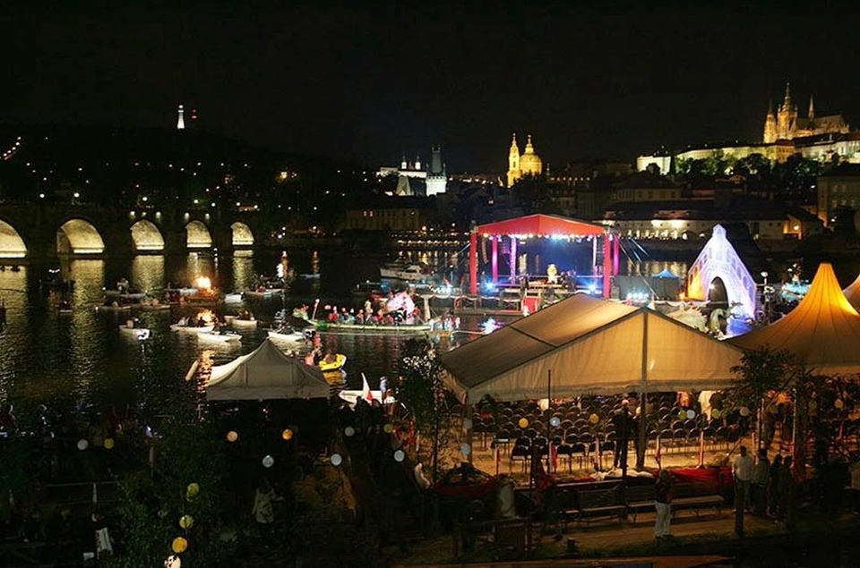 Navalis 2026 Koncert na hladině Vltavy pod Karlovým mostem