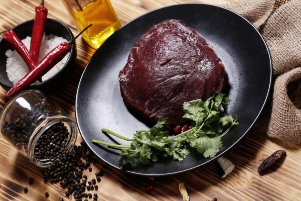 Myslivecká kuchyně - Francouzský jelen po burgundsku