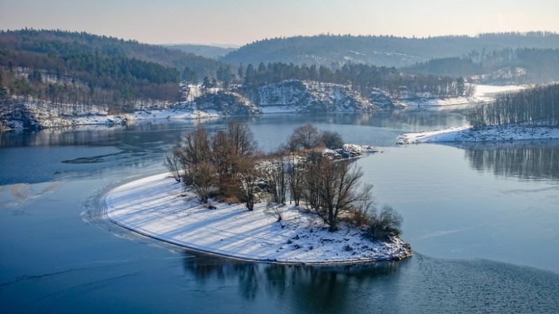 Dokument Outdoorová videa Štěpána Dvořáka - Běh 55 km: Zamrzlá Dalešická přehrada