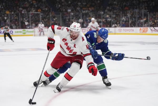 NHL: Carolina Hurricanes - Vancouver Canucks