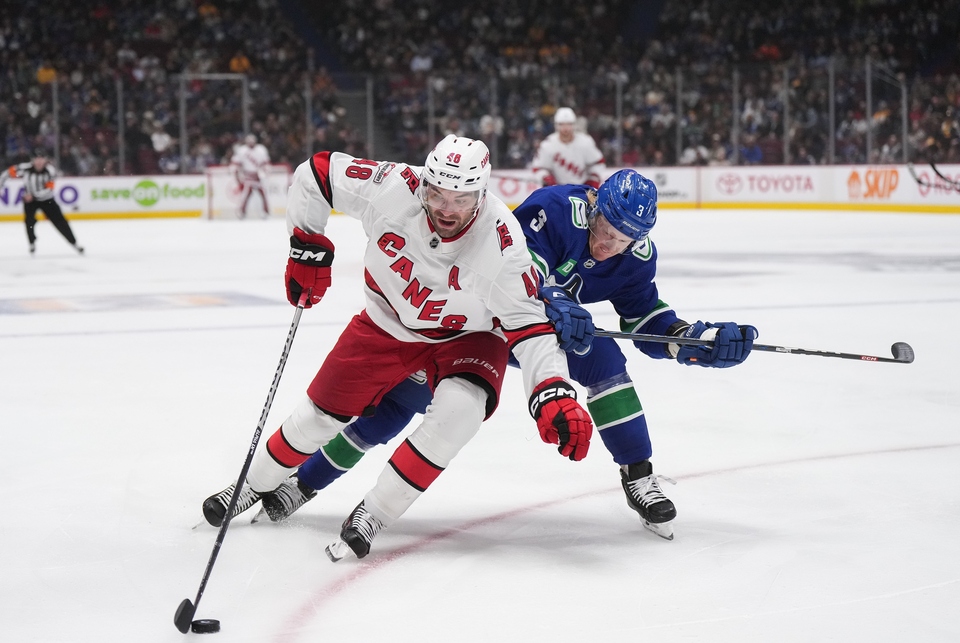 NHL: Carolina Hurricanes - Vancouver Canucks