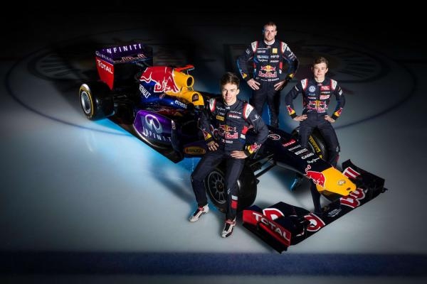 Piloti F1 za Red Bull vs. bizarní japonská show