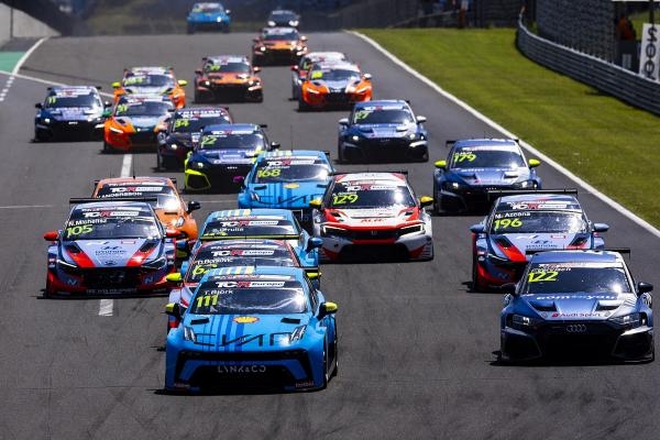 Cestovní vozy: TCR World Tour v Inje