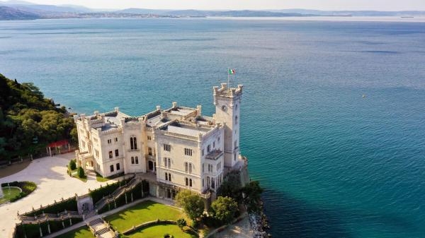 Plemićki posjedi između Alpa i mora - Od Koruške do Jadrana
