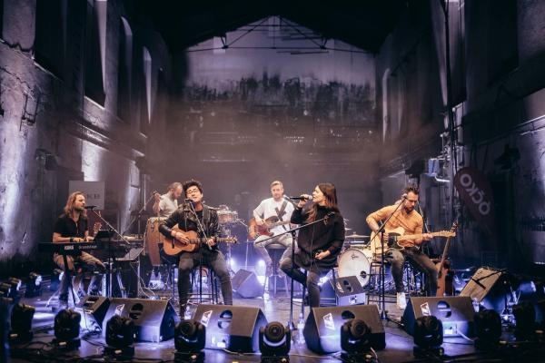 ANNA K.: KB ACOUSTIC STAGE