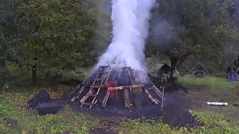 Dokument Milíře z&nbsp;minulosti do současnosti