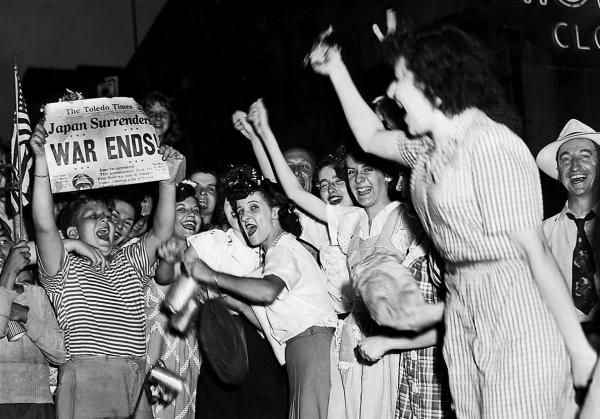 1945: Japonsko kapituluje, USA slaví