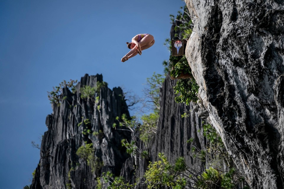 Philippines cliffs push divers to the edge