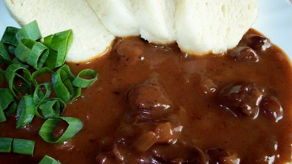 Myslivecká kuchyně – Francouzský jelen po burgundském způsobu