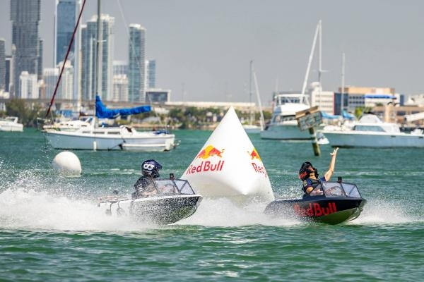 Piloti F1 Daniel Ricciardo vs Yuki Tsunoda na vodních skútrech v Miami