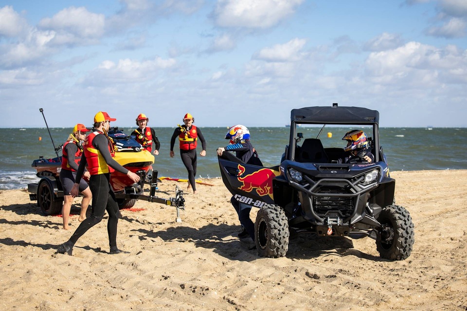 Dokument Formula One drivers race as Australian surf lifesavers