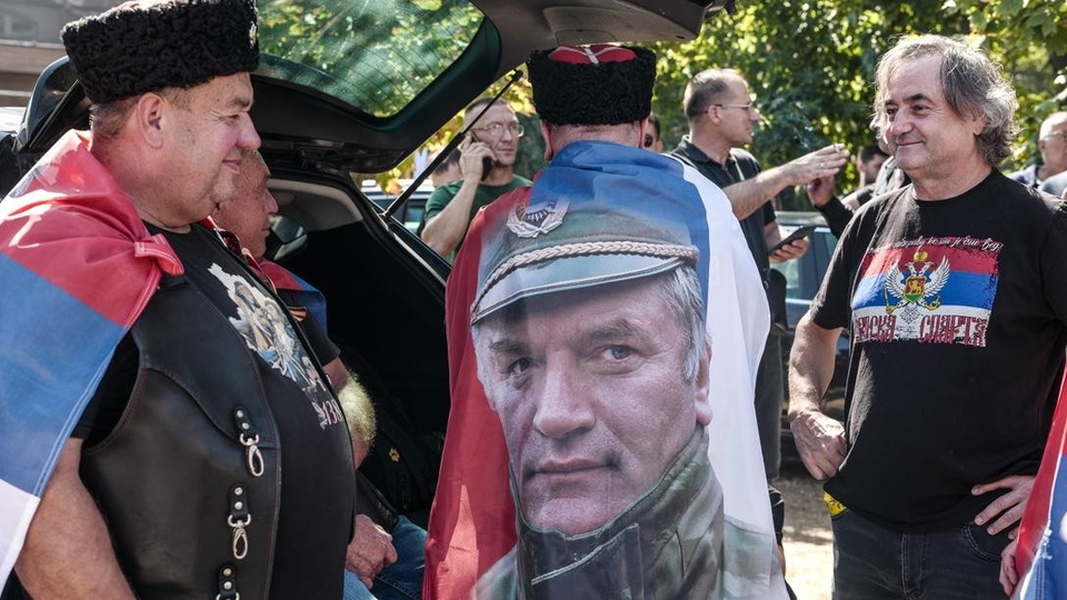 Reportérky na pohřbu Ratka Mladiće