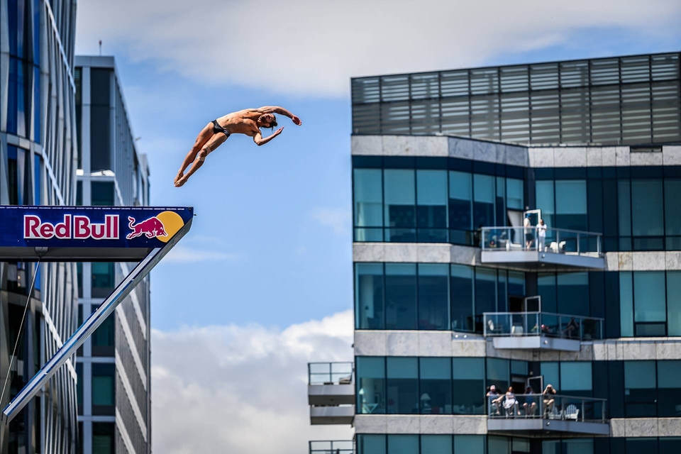 Dokument LIVE: Cliff Diving Boston